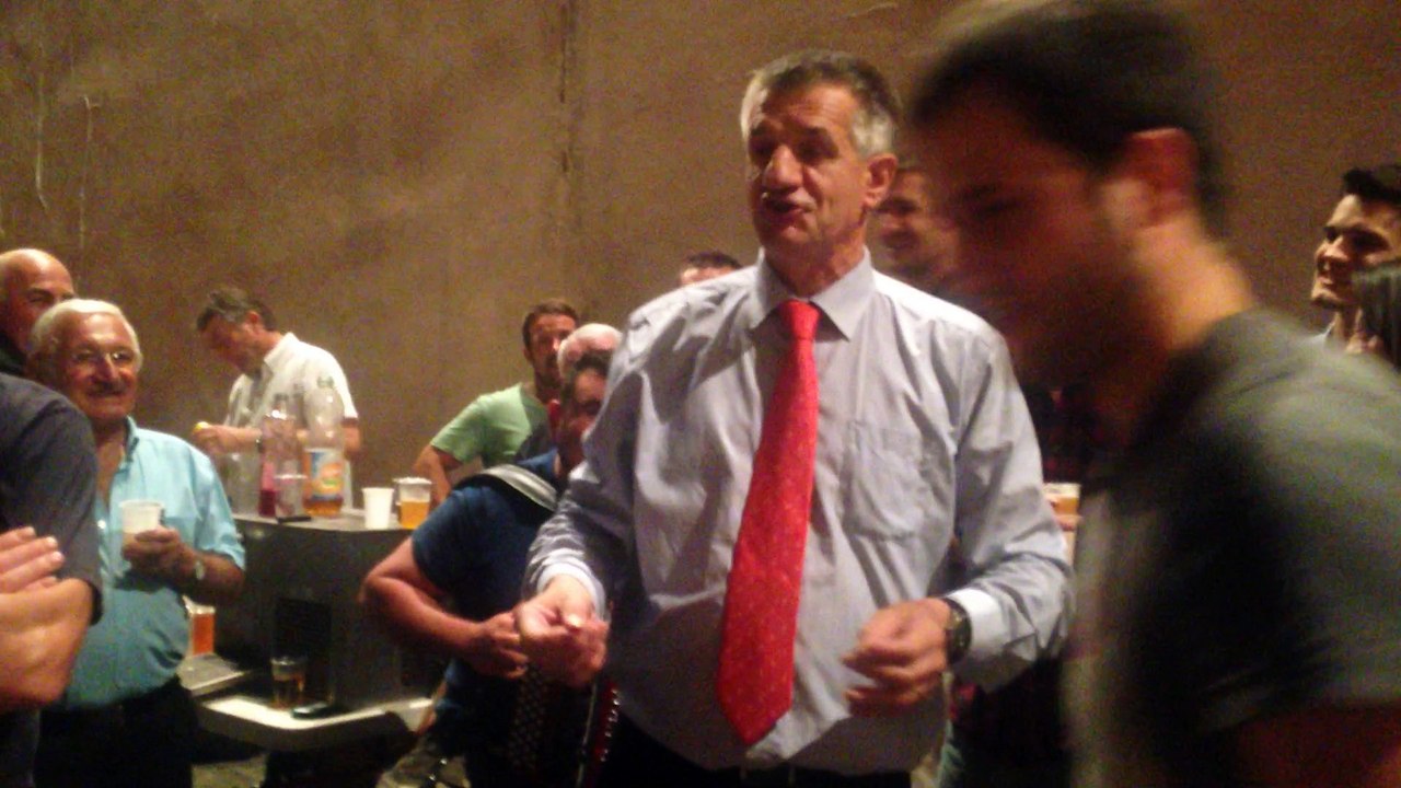 Jean Lassalle chante une chanson sur lui-même !