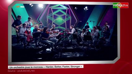 Un orchestre joue le morceau « Harder, Better, Faster, Stronger »