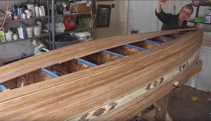 Durant 8 mois, il filme la construction de son propre canoë, le résultat est incroyable !