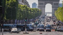 Une voiture a percuté un fourgon de la gendarmerie sur les Champs-Élysées