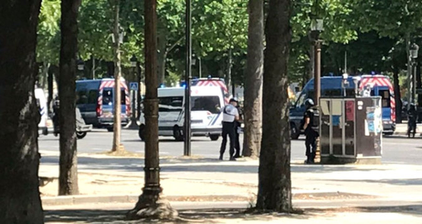 Paris'te Polis Aracına Çarpan Bir Sürücü Nedeniyle Alarm Verildi