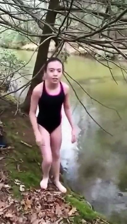 Un père essaie d'aider sa fille à sortir hors d'un ruisseau gelé !! Fail