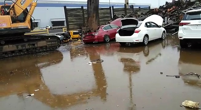 Destruindo carros De Luxo.