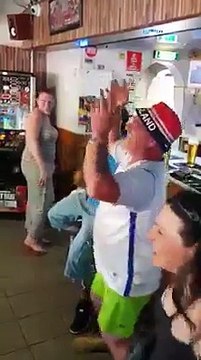 ایک گورے اور گوری نے انڈین فین کے سامنے پاکستان کی جیت پر ڈانس کیا جو انڈین سے برداشت نہ ہوسکا اور وہ بار سے بھاگنے پر م