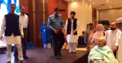 Imran Khan Ek Maa Se Duaaein aur Pyar Lete Huwe