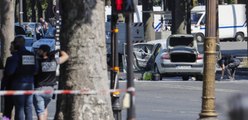 Une voiture percute volontairement un camion de la gendarmerie sur les Champs-Élysées.