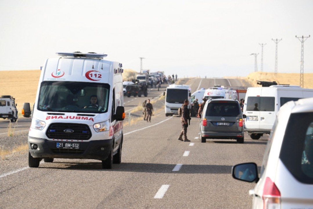 Polis Midibüsü Ile Minibüs Çarpıştı: 2 Ölü, 4'ü Polis 18 Yaralı