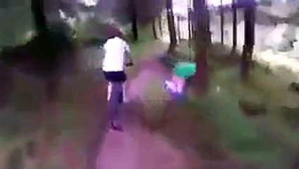 Ces VTTistes vont etre récompensés de leurs efforts... Petite scène HOT en pleine foret