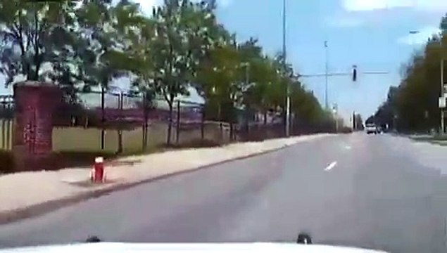 Cette policière grille un feu et se fait percuter par une autre voiture... La sirène ne protège pas de tout