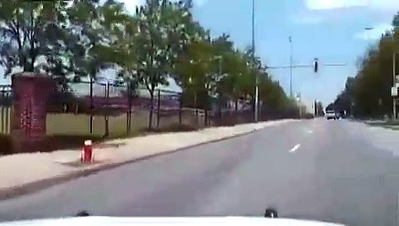 Cette policière grille un feu et se fait percuter par une autre voiture... La sirène ne protège pas de tout