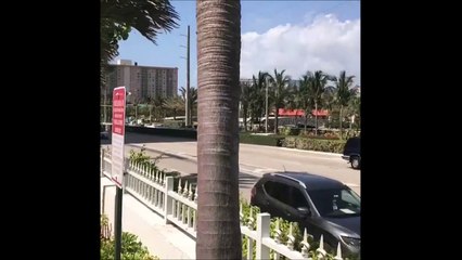 Quand tu roules avec ta femme sur le capot.. Okay