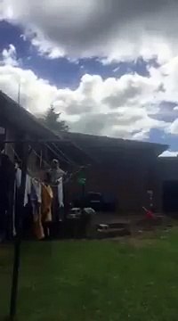 Fainéant ce gars balance le linge pour le faire sécher LOL