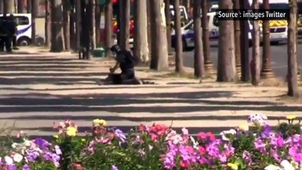 Champs-Elysées Un policier vérifie que le conducteur décédé ne portait pas de bombe
