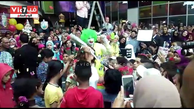 سميرة سعيد تزور مستشفي سرطان الأطفال وتغني وش الخير