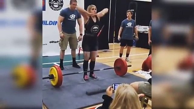 Elle vomit en soulevant une haltère lors d'un concours !