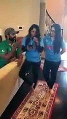 Download Video: Indian girls singing Pakistani National anthem ایک پاکستانی نے اپنی بھارتی دوستوں سے شرط لگائی تھی جو ہارے گا دوسرے ملک کا ترانہ پڑھے گا دیکھئے اس لڑکے نے کیسے زبردستی ترانہ پڑھوایا پاکستان کا