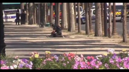 Champs-Elysées : Un policier déshabille le suspect en pleine rue (Vidéo)