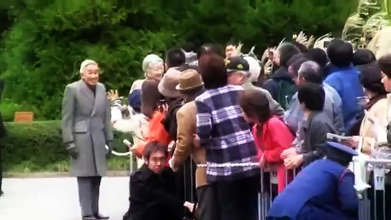 Big surprise when the emperor and the empress of Japan come out