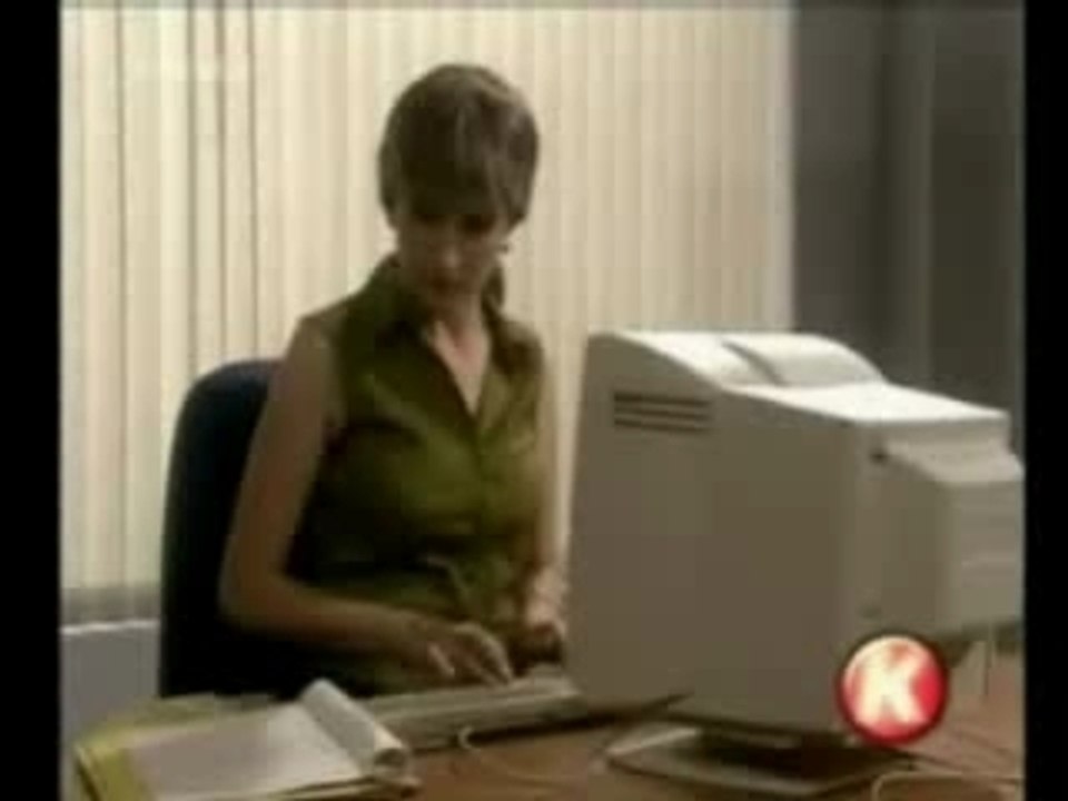 une blonde au travail (pas blonde)