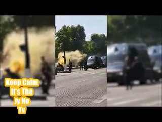 Fumée orange après la tentative d'attentat aux Champs-Élysées à Paris