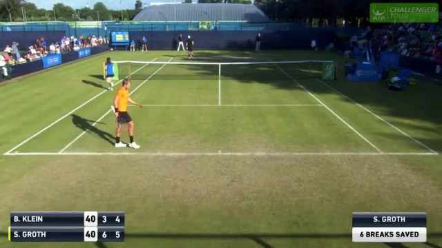 Brydan Klein se traite de stupide puis s'énerve et se fait disqualifier