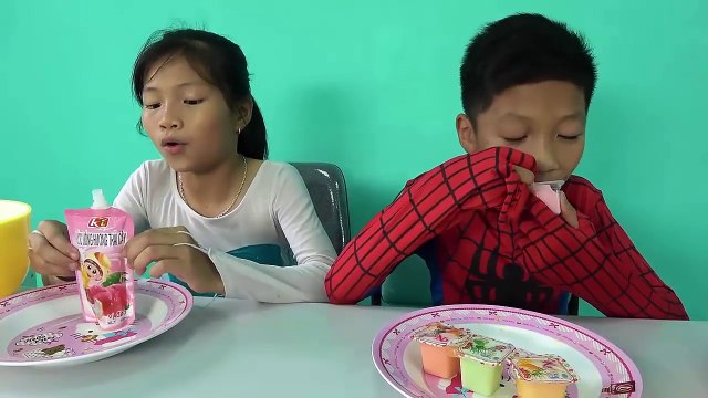 Crab attack Elsa baby Batman Eat the giant Cream Cake Elsa !w Giant Candy Challenge Superh
