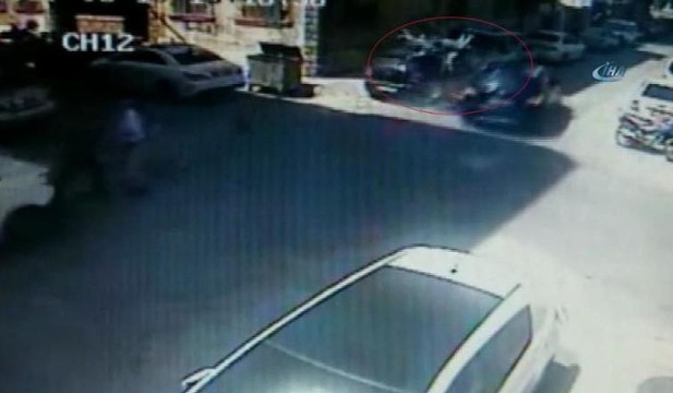 Otomobilin çarptığı motosikletli aracın camından içeri girdi