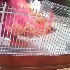 Đậu chắn lối, một xe ô tô bị đổ xăng thiêu rụi