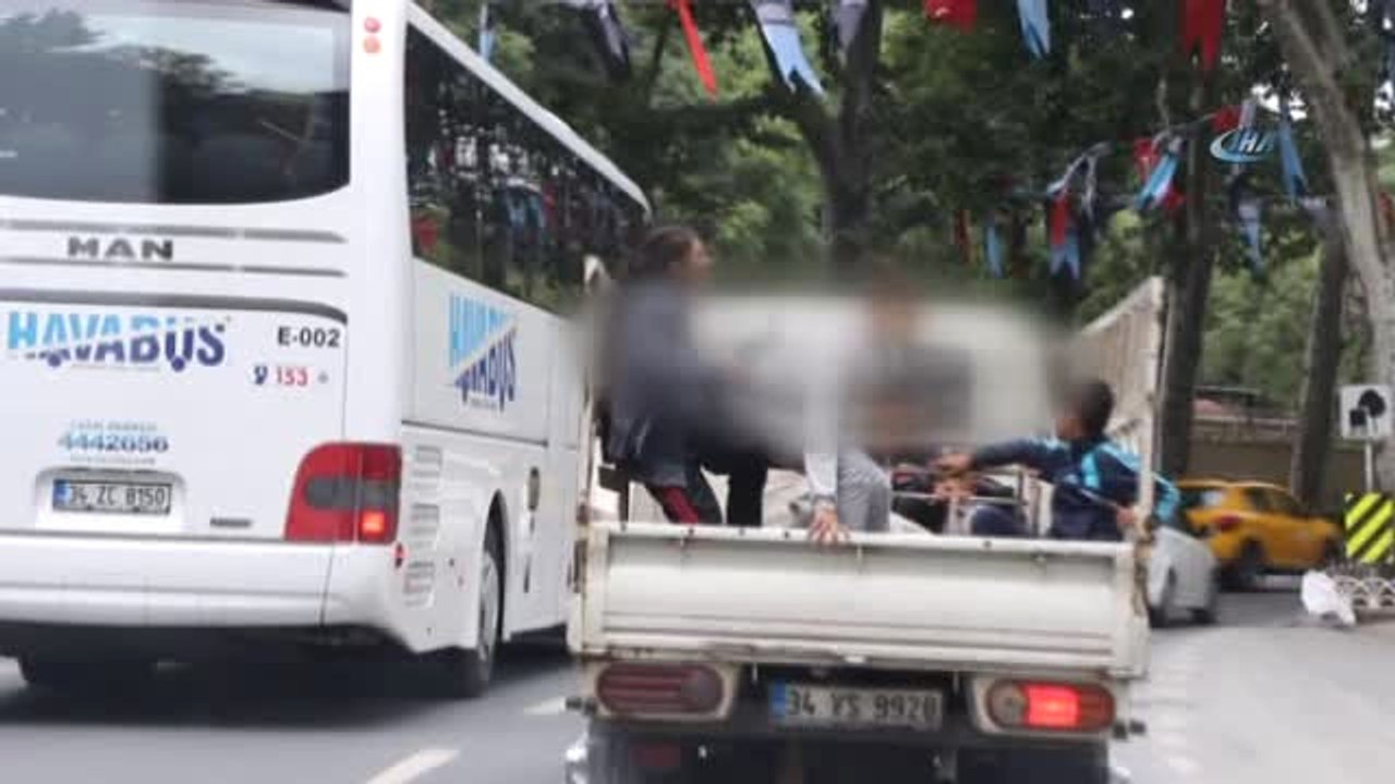 Görüntülendiklerini Anlayınca Ne Buldularsa Fırlattılar