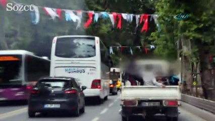 Görüntülendiklerini anlayınca ne buldularsa fırlattılar