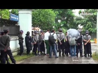 မီဒီယာ ဖိႏွိပ္မႈရပ္ စာတန္းပါ တူညီ၀တ္စံုမ်ားျဖင့္ သမၼတအား သတင္းေထာက္မ်ား ဆႏၵျပ