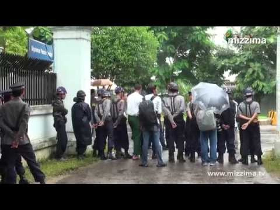 မီဒီယာ ဖိႏွိပ္မႈရပ္ စာတန္းပါ တူညီ၀တ္စံုမ်ားျဖင့္ သမၼတအား သတင္းေထာက္မ်ား ဆႏၵျပ