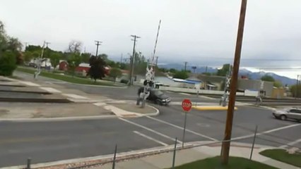 Une femme en 4x4 prend un passage à niveau à fond !