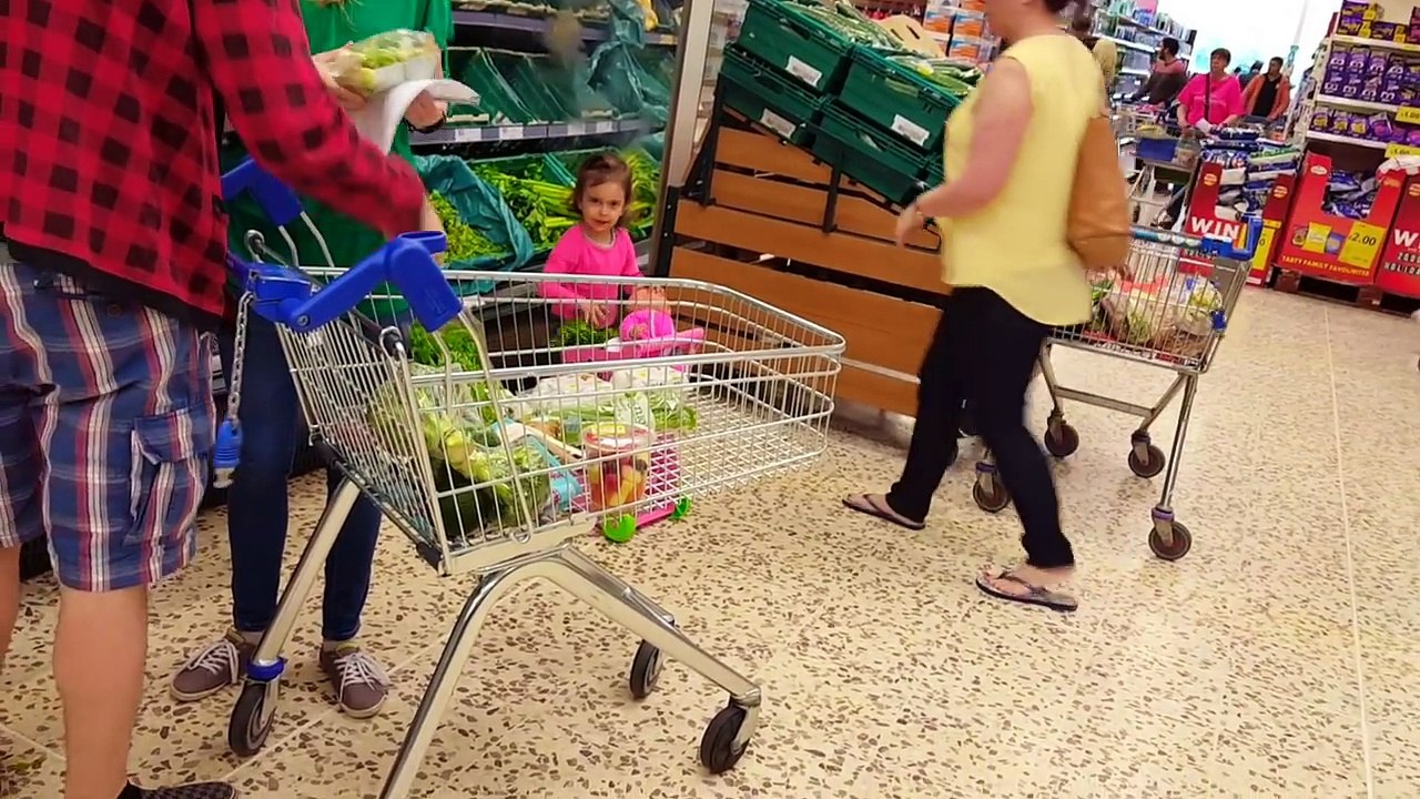 Mickey Mouse Doing Shopping / Supermarket Song / Toy Shopping Cart