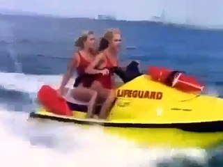 Alerte à Malibu - David Charvet saute à l'élastique