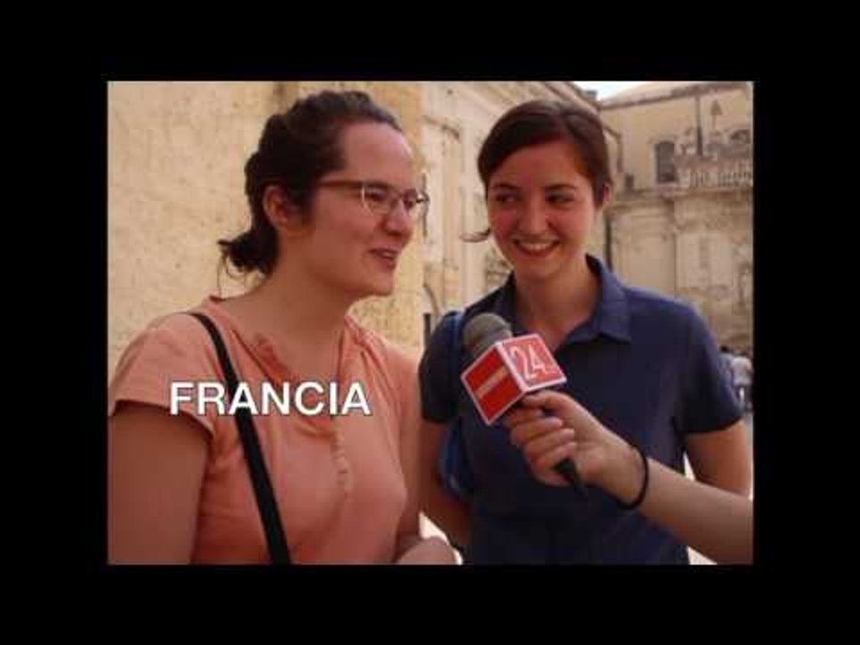 Turisti in giro per le strade di Lecce - Leccenews24