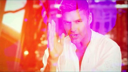 Nuria Piera cantando Felices los cuatro