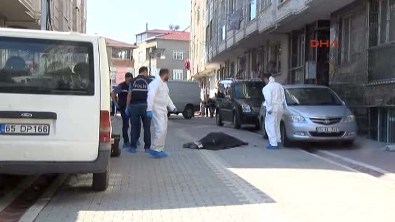 Esenyurt'ta Dehşet: 1'i Kadın 2 Kişi Sokak Ortasından Öldürüldü