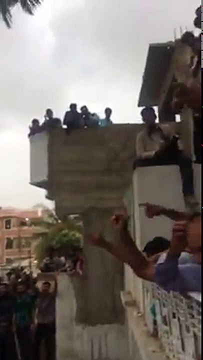 Amazingly Sarfaraz Ahmed singing MAUKA MAUKA with whole Pakistani nation outside Sarfaraz house must watch