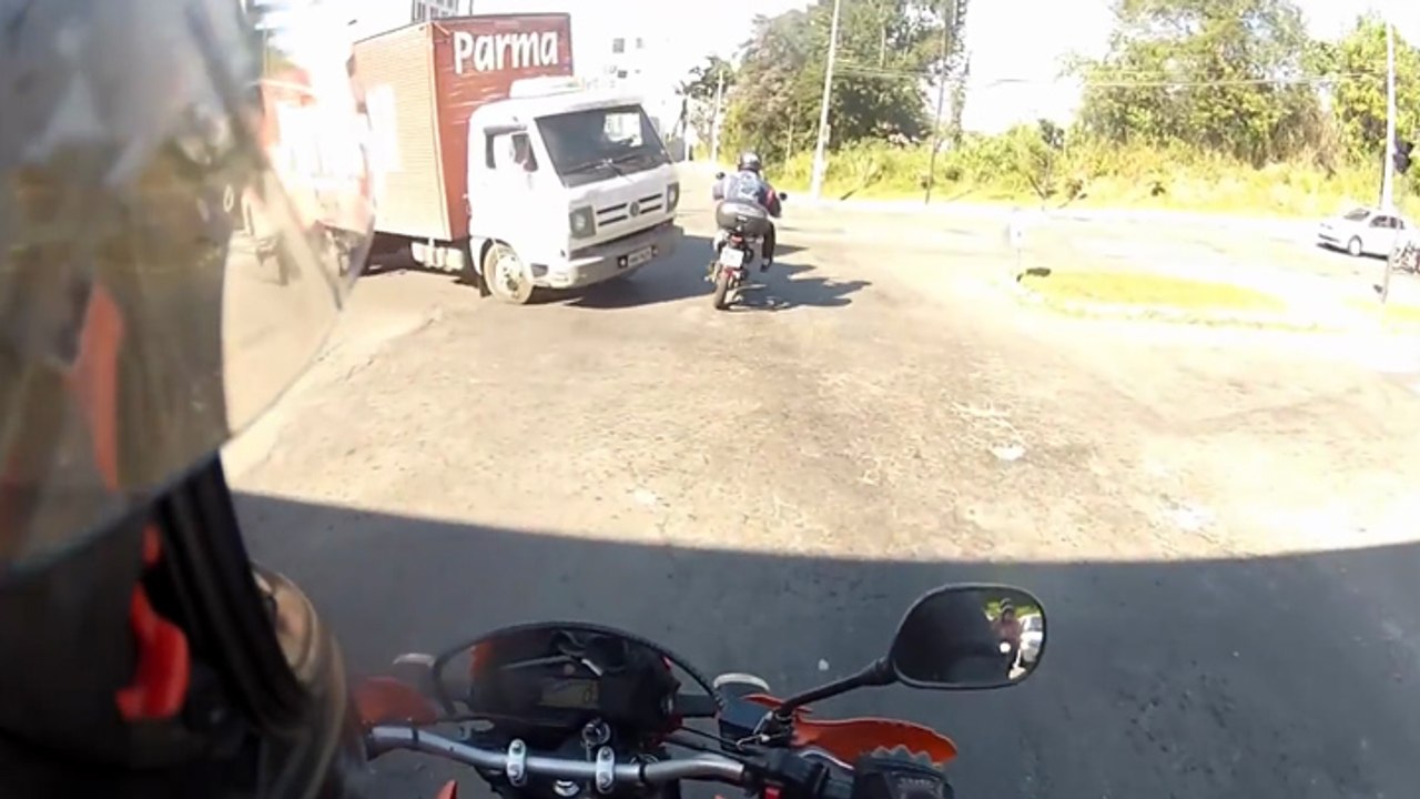 Un camion qui ne respecte pas son feu rouge va percuter un motard