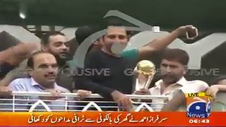 PAKISTANI CAPTAIN Sarfaraz singing mauka mauka alongside fans