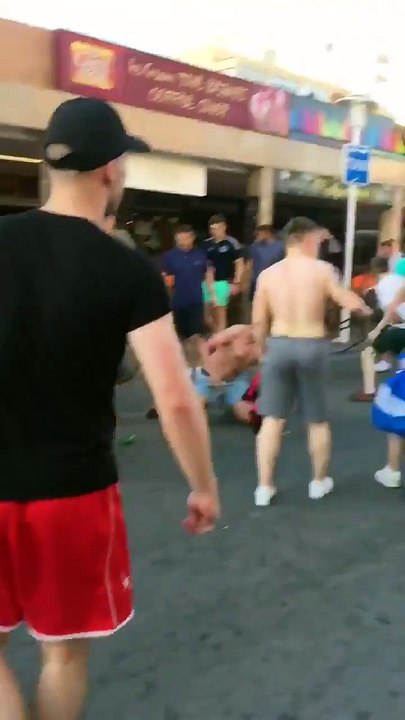 Grosse bagarre générale entre les supporters de foot anglais et écossais