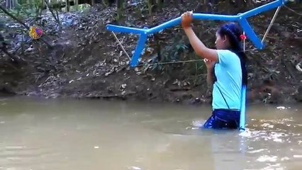 plastik borulardan ok yaparak dev balıkları avlayan kız