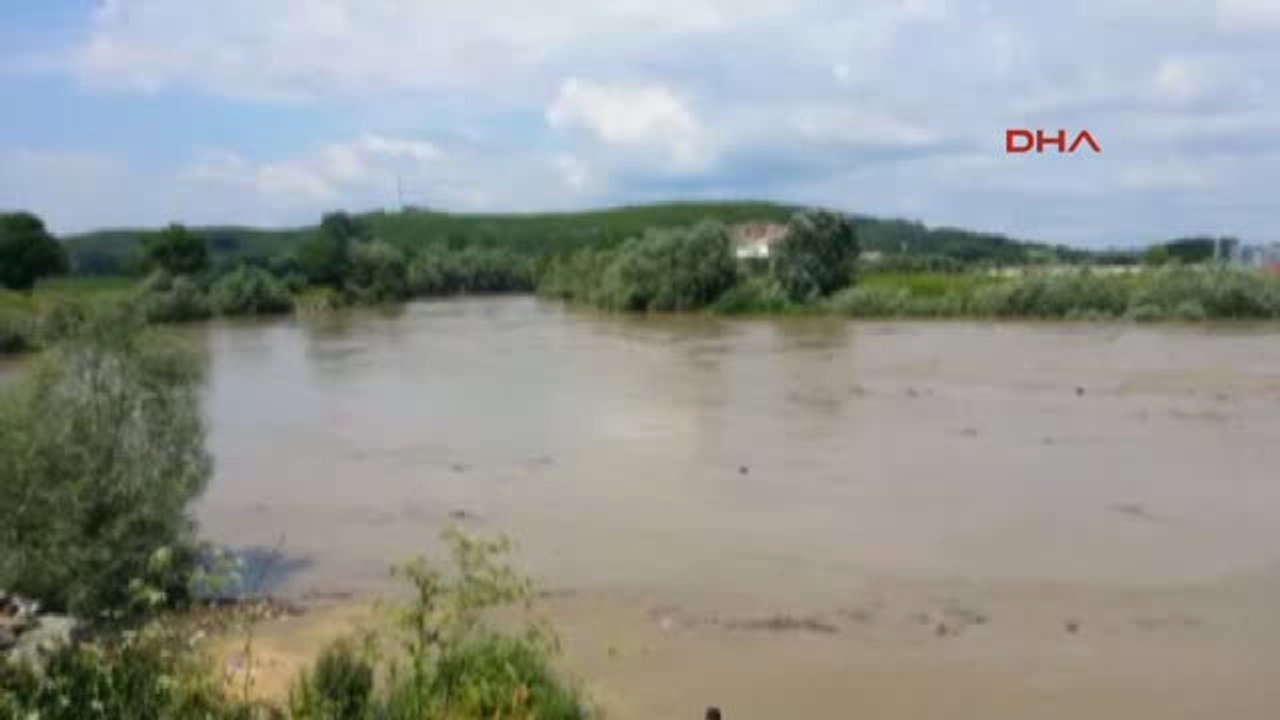 Sakarya Nehri'nde Kaybolan Suriyeli Genç Aranıyor