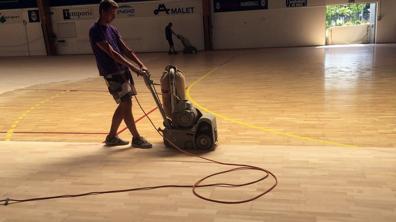 Ponçage et vitrification d'un parquet sportif