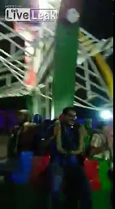 Un homme chute violemment d'une attraction