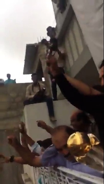 Sarfraz Ahmed singing Moka Moka with Fans
