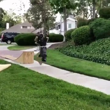 Heureusement qu'il avait un casque !