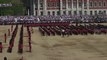 Un soldat de la garde royale fait un malaise et s’écroule au sol en pleine cérémonie à Londres