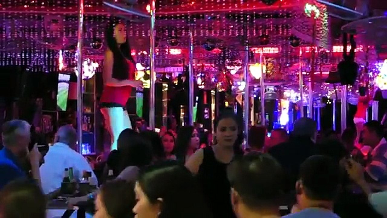Bangkok night life hot sexy thai girl dancing (8)